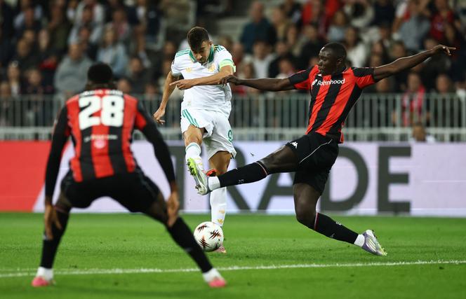 Le joueur de la Roma Stephan El Shaarawy (maillot blanc) tente sa chance face au Niçois Antoine Mendy, à l’Allianz Riviera de Nice, le 24 septembre 2025.