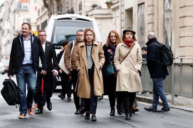 Des membres de la délégation syndicale dont (au centre) Marylise Léon, la secrétaire générale de la CFDT, et Sophie Binet, son homologue de la CGT, après une réunion avec le premier ministre à Matignon, à Paris, le 24 septembre 2025.