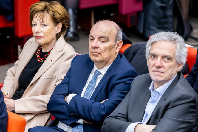 La présidente de l’Association française des entreprises privées (AFEP), Patricia Barbizet, le PDG de Dassault Aviation, Eric Trappier, le directeur général d’Haulotte, Alexandre Saubot, lors d’une conférence sur les finances publiques au ministère de l’économie, le 15 avril 2025.