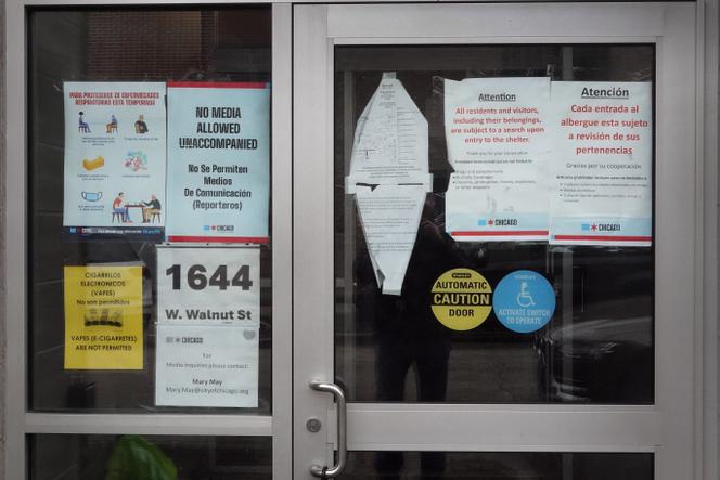 Des affiches à l’entrée d’un refuge pour migrants dans le quartier de West Loop, en janvier 2024, à Chicago (Illinois).