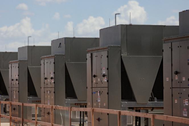 Des refroidisseurs d’eau sont connectés à un bâtiment du centre de données OpenAI à Abilene, au Texas, le 23 septembre 2025.