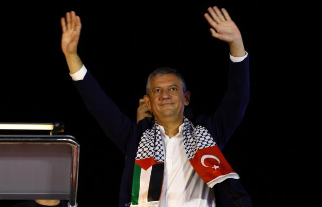 Özgur Özel, le dirigeant du Parti républicain du peuple (CHP), salue ses partisans lors d’un rassemblement en faveur des Palestiniens, à Istanbul, le 24 septembre 2025. 