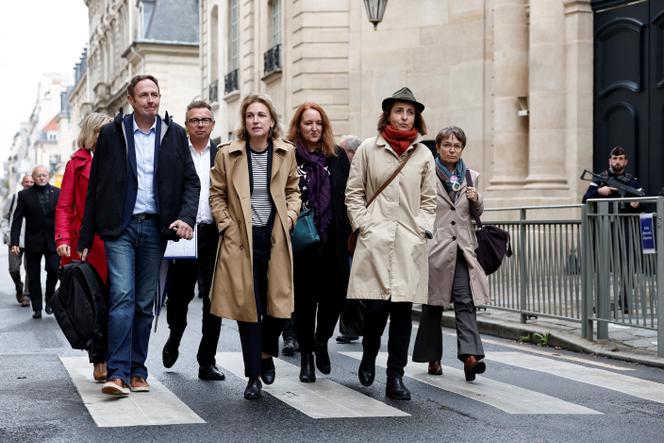 La secrétaire générale de la CFDT, Marylise Léon, avec la secrétaire générale de la CGT, Sophie Binet, le président de la CFTC, Cyril Chabanier, et d’autres membres de délégations syndicales, après une réunion avec le premier ministre à Matignon, à Paris, le 24 septembre 2025.
