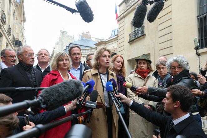 Marylise Léon, secrétaire générale de la CFDT, entourée de Sophie Binet (à droite), secrétaire générale de la CGT, Patricia Drevon, secrétaire confédérale de FO, et de membres des délégations syndicales, après une réunion à Matignon, à Paris, le 24 septembre 2025.