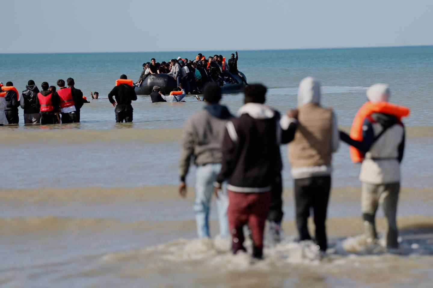 PrÃ¨s de 200Â personnes qui tentaient de traverser clandestinement la Manche secourues en...