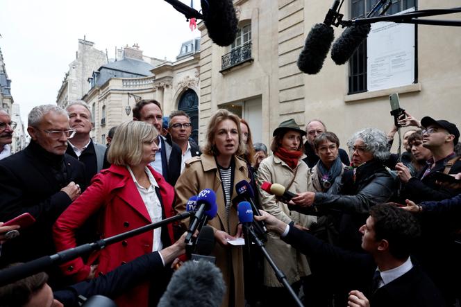 Marylise Leon, secrétaire générale de la Confédération française démocratique du travail (CFDT), entourée de Sophie Binet, dirigeante de la Confédération générale du travail (CGT), Patricia Drevon, secrétaire confédérale de Force ouvrière (FO), et de membres des délégations syndicales, après une réunion avec le premier ministre, à Matignon, le 24 septembre 2025.