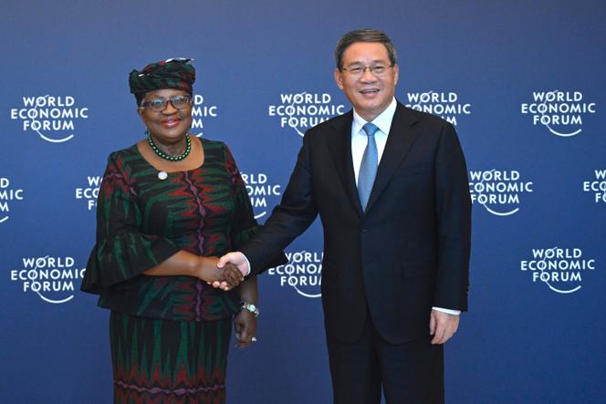 Le premier ministre chinois Li Qiang et la directrice générale de l’Organisation mondiale du commerce, Ngozi Okonjo-Iweala, à Tianjin, avant la réunion annuelle des nouveaux champions du Forum économique mondial, le 26 juin 2023. 