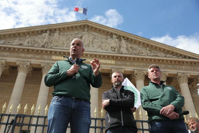 Arnaud Rousseau (à gauche), président de la FNSEA, principal syndicat agricole français, s’adresse à des agriculteurs aux côtés d’Hervé Lapie (à droite), secrétaire général de la FNSEA, et de Quentin Le Guillous, secrétaire général des Jeunes Agriculteurs, lors d’une manifestation devant l’Assemblée nationale à Paris, le 26 mai 2025.