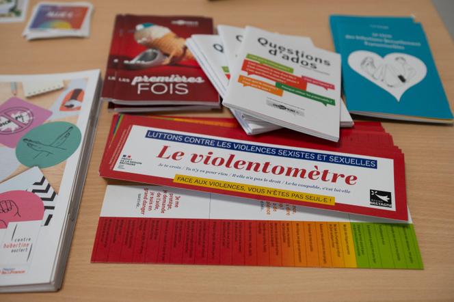 Des documents sur l’éducation à la vie affective et à la sexualité destinés aux lycéens, à Rennes, le 14 février 2024. 
