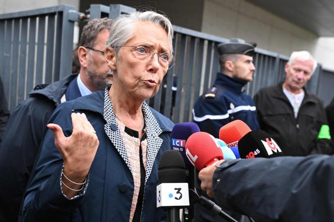 La ministre de l’éducation démissionnaire, Elisabeth Borne, s’adresse à la presse après sa visite au lycée Robert-Schuman, à Benfeld (Bas-Rhin), le 24 septembre 2025.