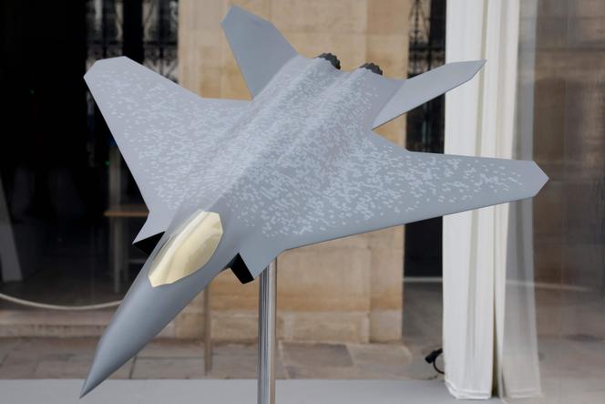 Une maquette du système de combat aérien du futur, le SCAF, présentée dans la cours du palais de l’Elysée, en janvier 2023.