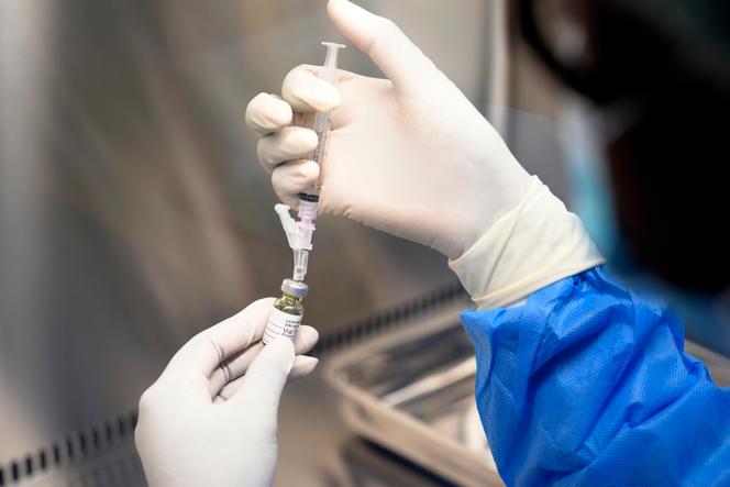Un flacon de lénacapavir, le nouveau médicament injectable de prévention du VIH, à la Fondation Desmond Tutu pour la santé, au Cap, en Afrique du Sud, le 23 juillet 2024.