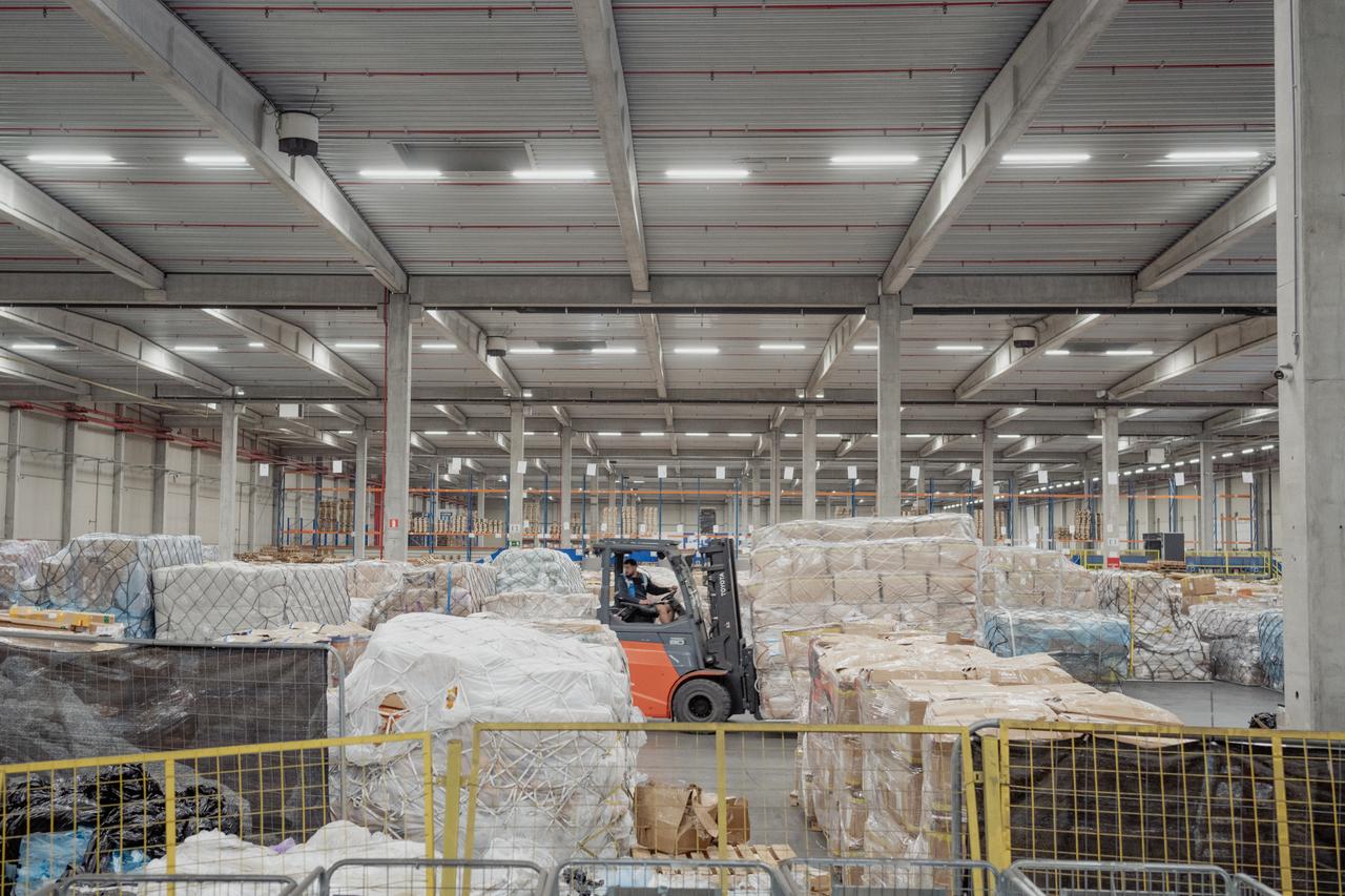 Dans l’entrepôt de stockage d’un importateur de produits chinois, à l’aéroport de Liège, le 15 septembre 2025.