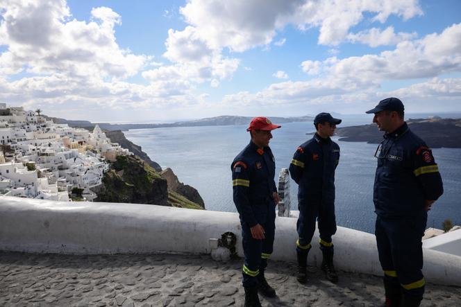 Patrouille de pompiers dans le village de Fira, lors des activités sismiques sur l’île de Santorin, Grèce, le 7 février 2025. 
