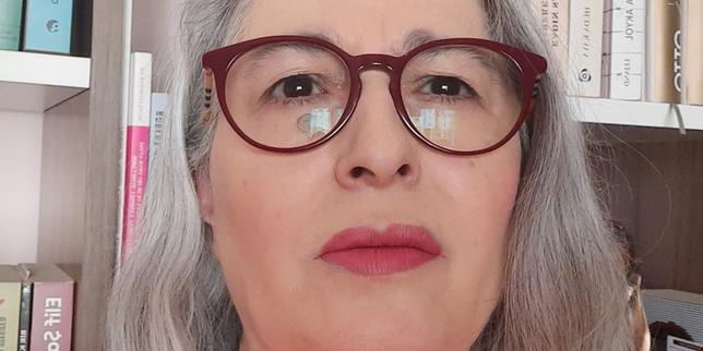 En Turquie, une militante féministe retire le voile qu’elle portait depuis des décennies