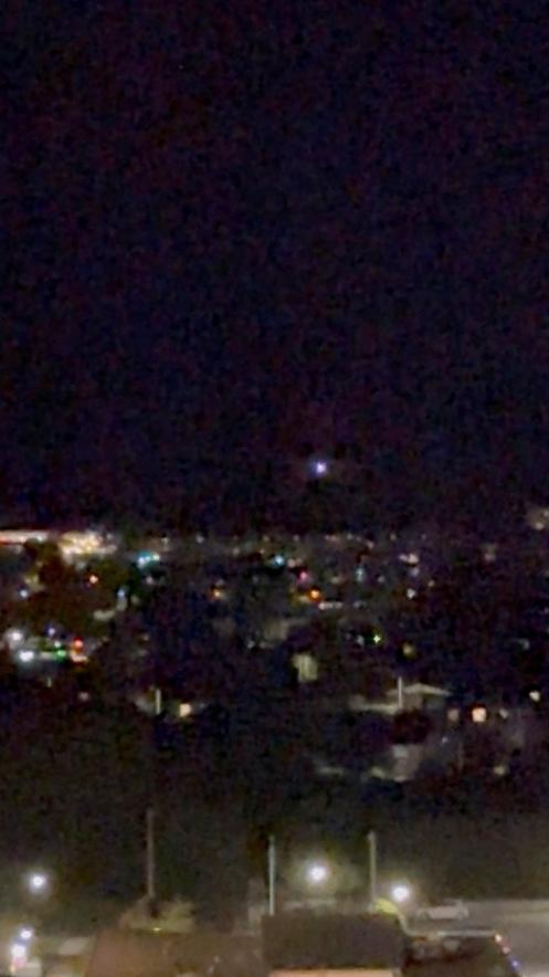 Une lumière se déplace dans le ciel au-dessus d’Aalborg (Danemark) après que l’aéroport de la ville, utilisé pour les vols commerciaux et militaires, a été fermé en raison de la présence de drones dans son espace aérien. Capture d’écran tirée d’une vidéo publiée sur les réseaux sociaux le 24 septembre 2025.