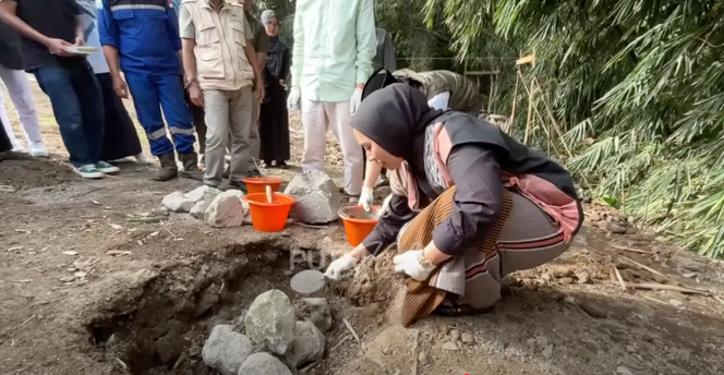 Capture d’écran d’une vidéo de la chaine YouTube du de Luthfianisa Putri Karlina, régente adjointe de Garut, en Indonésie, lors du lancement des travaux de construction d’une mosquée avec des matériaux recyclés, à Garut, le 14 septembre 2025.