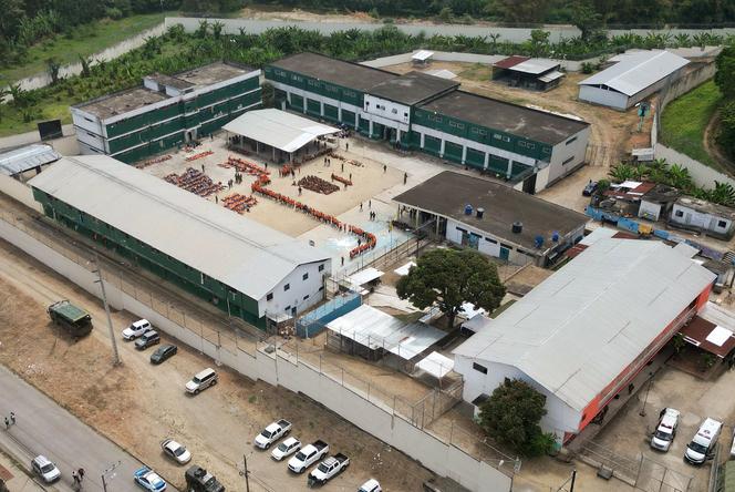 Cette vue aérienne montre une prison à Esmeraldas, en Equateur, le 25 septembre 2025. 
