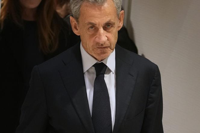 L’ancien président de la République Nicolas Sarkozy quitte le tribunal après sa condamnation, à Paris, le 25 septembre 2025.