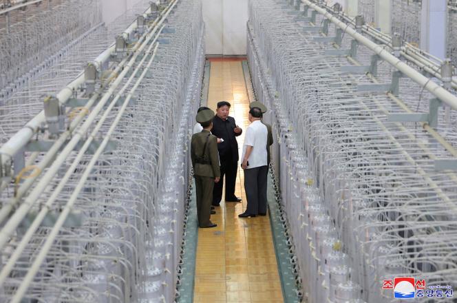 Kim Jong-un, lors d’une visite d’inspection dans ce que son gouvernement décrit comme un institut d’armes nucléaires, lieu tenu secret en Corée du Nord, sur une image non datée fournie par le service de presse de Pyongyang le 13 septembre 2024. 