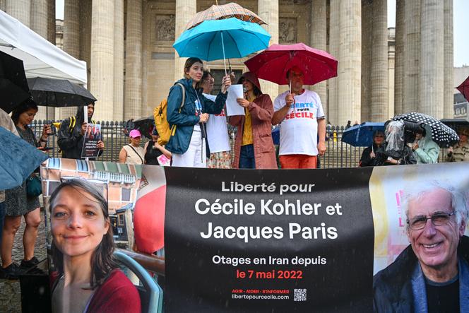 Les familles de Cécile Kohler et de Jacques Paris sur la place du Panthéon, à Paris,  le 6 juillet 2025.