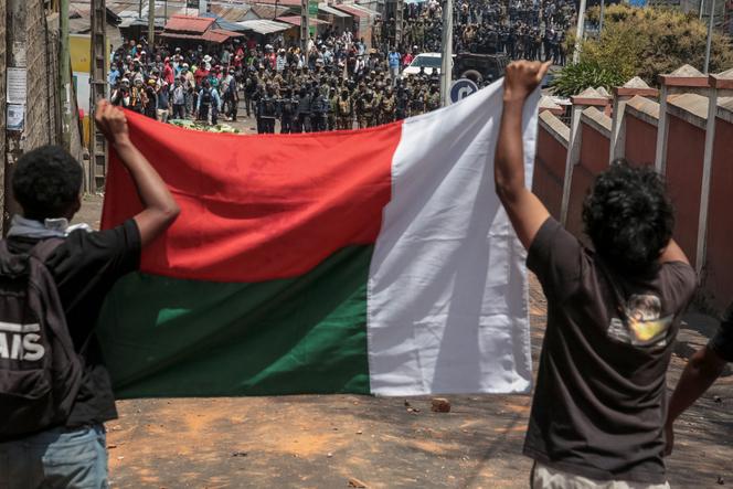Des manifestants brandissent un drapeau malgache à Antananarivo, le 25 septembre 2026 à Madagascar.