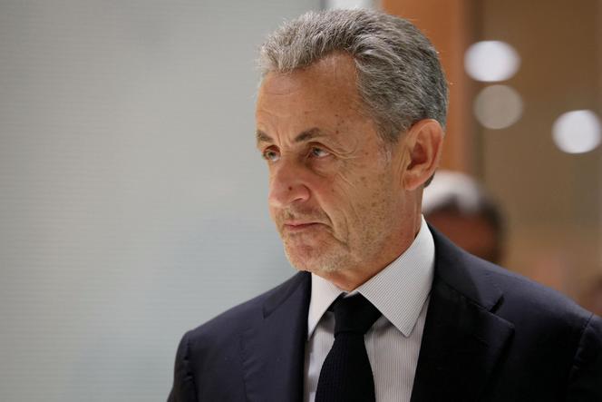 L’ancien président français Nicolas Sarkozy quitte le tribunal de Paris après le verdict rendu dans son procès pour financement illégal de sa campagne présidentielle victorieuse de 2007 par la Libye, le 25 septembre 2025. 
