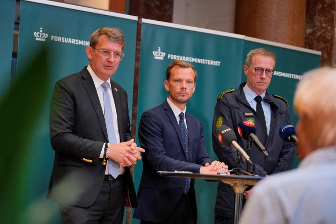 Le ministre de la défense danois, Troels Lund Poulsen, et le ministre de la justice, Peter Hummelgaard, s’expriment sur les récentes activités de drones au Danemark, à Copenhague, le 25 septembre 2025. 