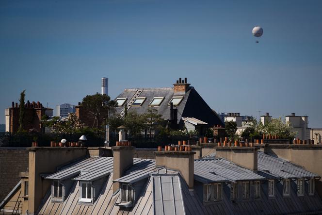Le ballon météo d’Airparif, l’organisme chargé de surveiller la qualité de l’air en Ile-de-France, à Paris, le 7 mai 2020.