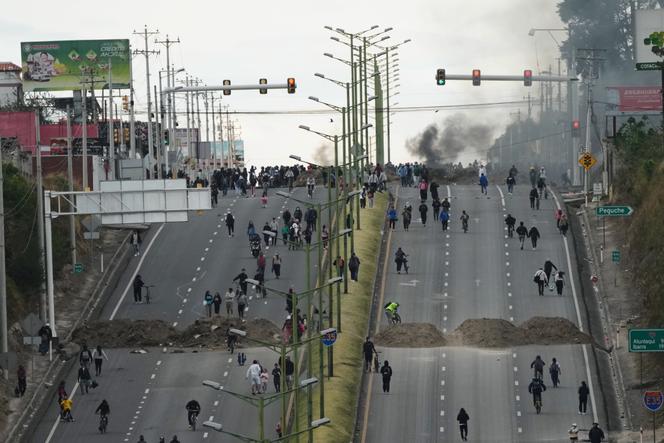 Des manifestants à Otavalo, en Equateur, mercredi 24 septembre 2025. 