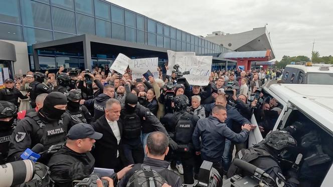 Vladimir Plahotniuc quitte l’aéroport de Chisinau, en Moldavie, le 25 septembre 2025.