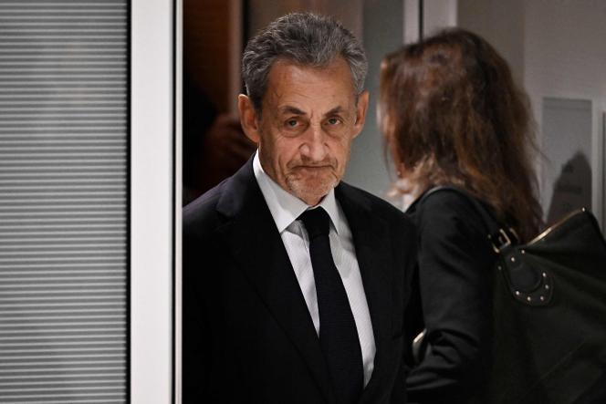 L’ancien président Nicolas Sarkozy quitte le tribunal de Paris après le verdict de son procès, le 25 septembre 2025.