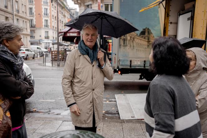 Michel Barnier, candidat LR, en campagne dans la 2ᵉ circonscription de Paris entre les deux tours de la législative partielle, à Paris, le 24 septembre 2025.