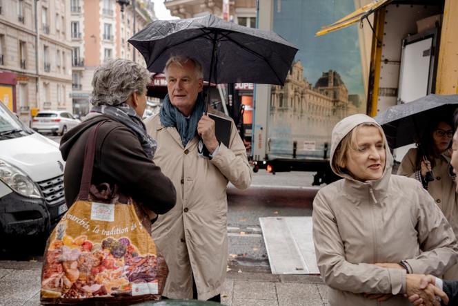 L'ancien Premier ministre Michel Barnier, candidat LR, en campagne dans la deuxième circonscription de Paris entre les deux tours de la législative partielle. Paris, France 24 septembre 2025 © AGNES DHERBEYS / MYOP POUR «LE MONDE»