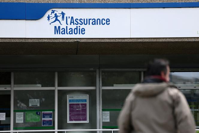 Devant une agence de l'Assurance-maladie, à Nantes, le 16 septembre 2025.