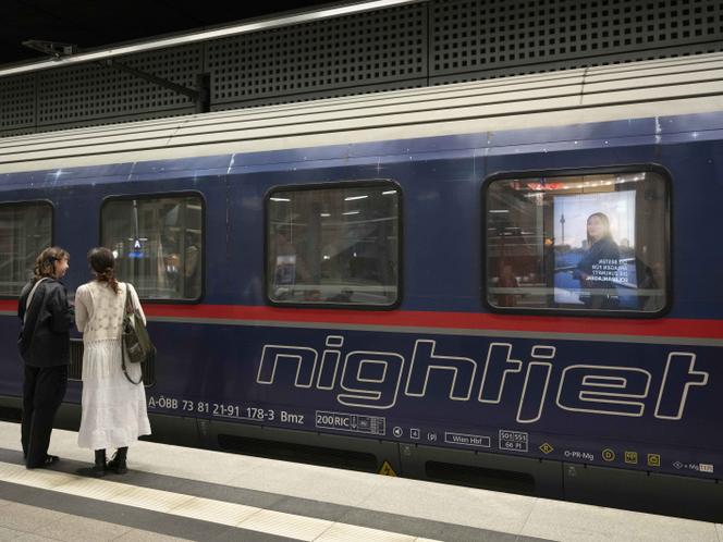 Des passagers devant un Nightjet, exploité par les chemins de fer autrichiens OBB, à Berlin, en juin 2024.