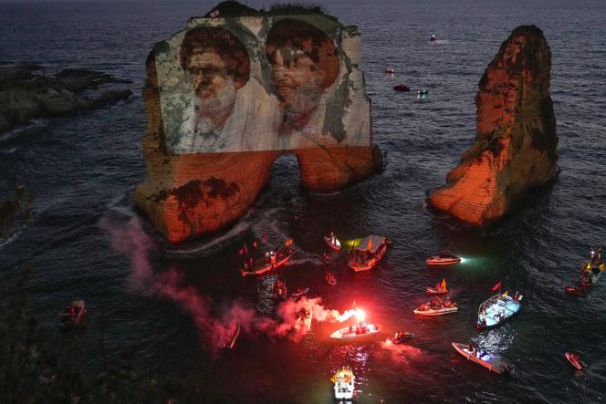 Les portraits de deux anciens dirigeants du Hezbollah, Hachem Safieddine (à gauche) et Hassan Nasrallah, sont projetés sur le rocher emblématique de Raouche à Beyrouth, le 25 septembre 2025. 