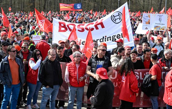 Des employés de l’entreprise allemande Bosch manifestent contre le projet de suppression de milliers d’emplois, au siège social de Gerlingen, près de Stuttgart, dans le sud de l’Allemagne, le 20 mars 2024.
