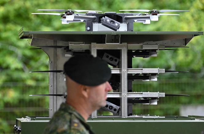 Des drones militaires exposés au Corps d’armée germano-néerlandais de l’OTAN, à Münster (Allemagne), le 25 septembre 2025.