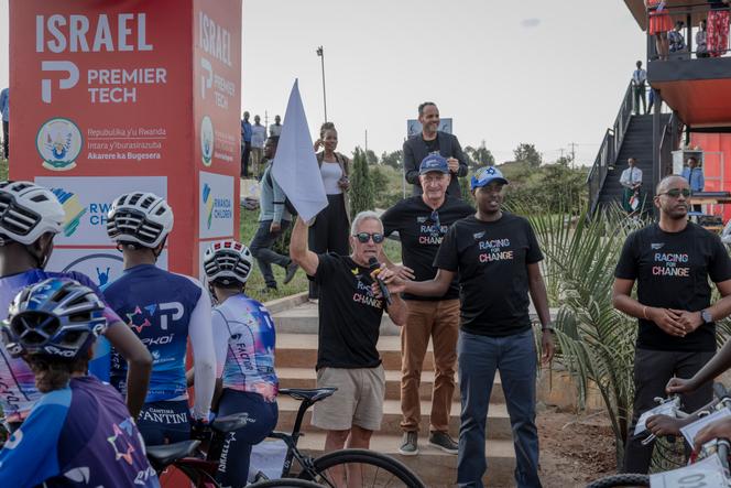 L’homme d’affaires israélo-canadien et copropriétaire de l’équipe cycliste professionnelle Israel–Premier Tech, Sylvan Adams, lors d’une course organisée avec les athlètes de l’académie de cyclisme de Bugesera (Rwanda), le 24 septembre 2025.