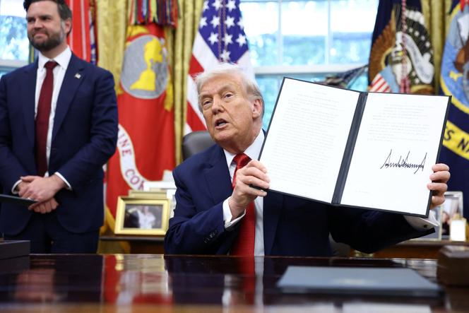 Donald Trump montre un décret signé sur un accord qui céderait les opérations américaines de TikTok de ByteDance. A la Maison Blanche à Washington, D.C., États-Unis, le 25 septembre 2025.