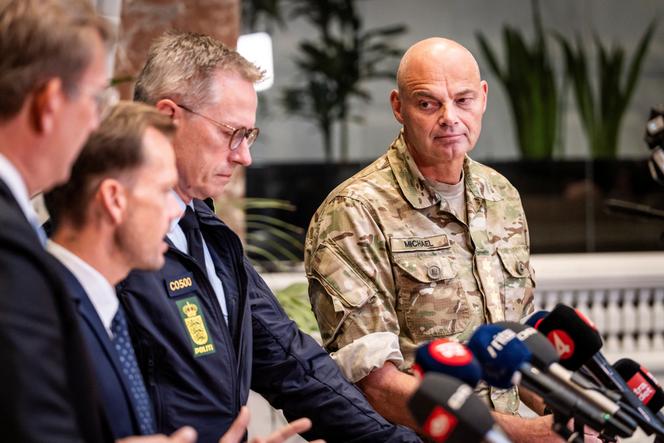 De gauche à droite : le ministre de la défense danois, Troels Lund Poulsen ; son homologue au ministère de la justice, Peter Hummelgaard ; le chef de la police danoise, Thorkild Fogde ; et le chef de la défense du pays, Michael Hyldgaard. A Copenhague, lors d’une conférence de presse tenue au ministère de la défense, le 25 septembre 2025.