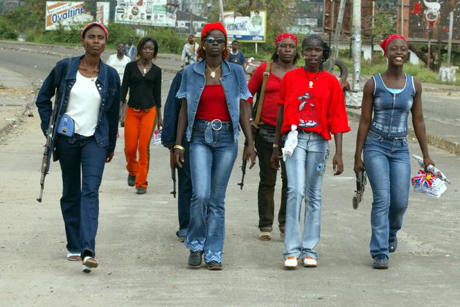 Mayama Sesay (au centre avec des lunettes), connue sous le pseudonyme « Black Diamond », alors cheffe du Commando d’artillerie féminin des Libériens unis pour la réconciliation et la démocratie, un groupe rebelle lors de la guerre civile libérienne, à Monrovia, le 9 août 2003.