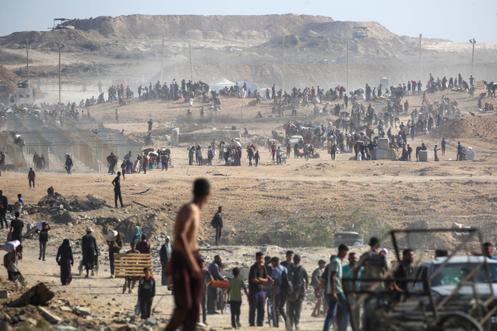 Près d’un centre de distribution d’aide humaniraire, à Nousseirat, dans le centre de la bande de Gaza, le 26 septembre 2025.