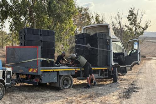 Des hauts-parleurs sont chargés sur un camion près de la frontière entre Israël et Gaza, du côté israélien, après la diffusion du discours du premier ministre israélien, Benyamin Nétanyahou, au siège de l’ONU, le 26 septembre 2025.