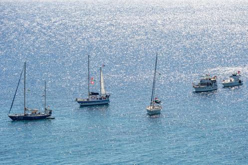 Un groupe de navires de la flottille humanitaire pour Gaza, amarré sur la petite île de Koufonissi, au sud de la Crète, le 26 septembre 2025.