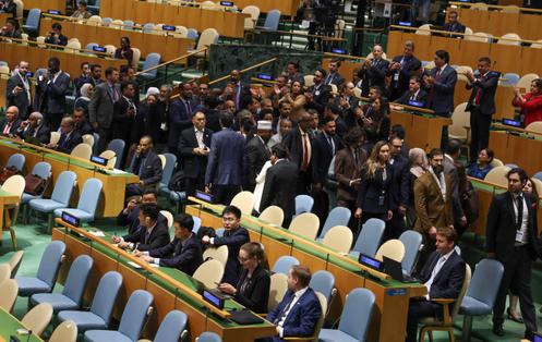 Plusieurs délégations quittent la salle, tandis que d’autres applaudissent, au moment du discours du premier ministre israélien, Benyamin Nétanyahou, à la tribune de l’ONU, à New York, le 26 septembre 2025.