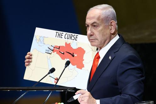 Le premier ministre israélien, Benyamin Nétanyahou, tient une carte sur laquelle on peut lire « La malédiction », lors de son discours à l’Assemblée générale des Nations Unies, à New York, le 26 septembre 2025.