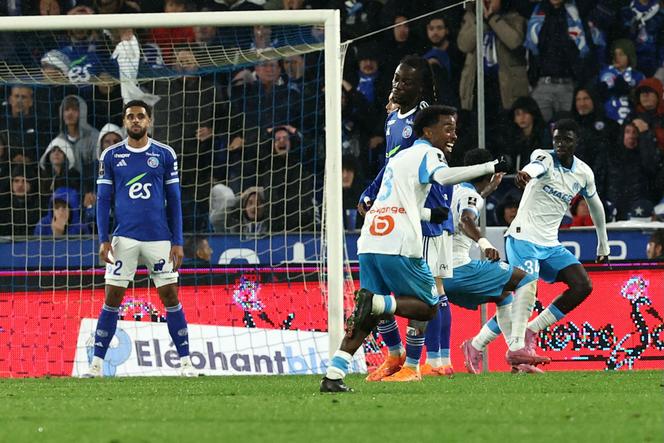 Les Marseillais célèbrent leur deuxième but lors du match de Ligue 1 entre Strasbourg et l’OM au Stade de la Meinau, à Strasbourg, le 26 septembre 2025. 