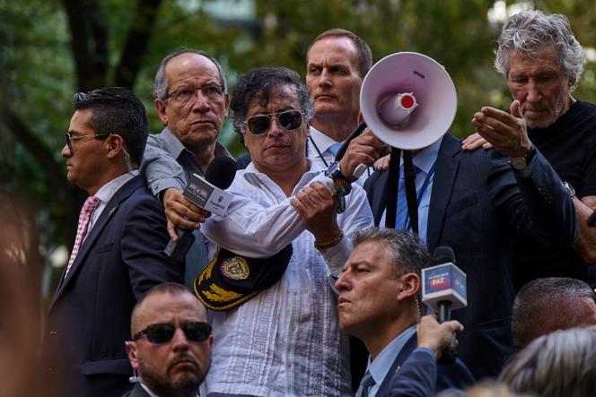 Le président colombien, Gustavo Petro, s’adresse aux manifestants propalestiniens, par l’intermédiaire d’un traducteur, accompagné du musicien Roger Waters, sur la place Dag Hammarskjold, devant le siège des Nations unies, lors de la 80ᵉ Assemblée générale des Nations unies à New York, aux Etats-Unis, le 26 septembre 2025. 